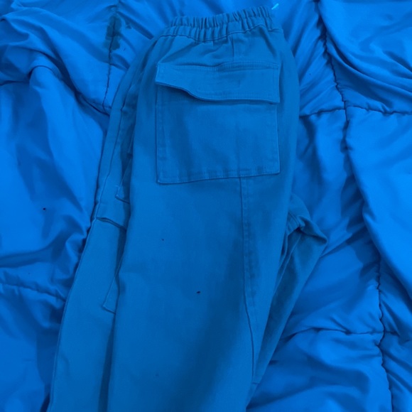 Cargo pants in a MEDUIM (mens) size from forever 21. Has a somewhat bagginess - Picture 2 of 2